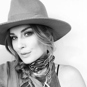 Meet The Posher, Bri